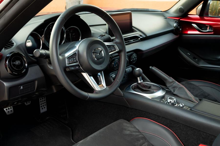 Интерьер Mazda MX-5 Miata RF (ND) 2016 года  (NA) (фото 41 из 60)